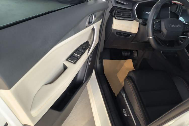 Used Lynk & Co 06 EM-P 2020 PHEV Plus Interior 2