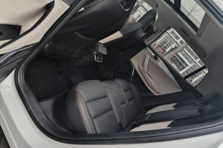 Used Lynk & Co 06 EM-P 2020 PHEV Plus Interior 4