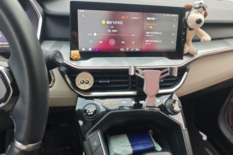 Used Lynk & Co 06 EM-P 2022 PHEV Shero Pink Special Edition Audio And AC Panel
