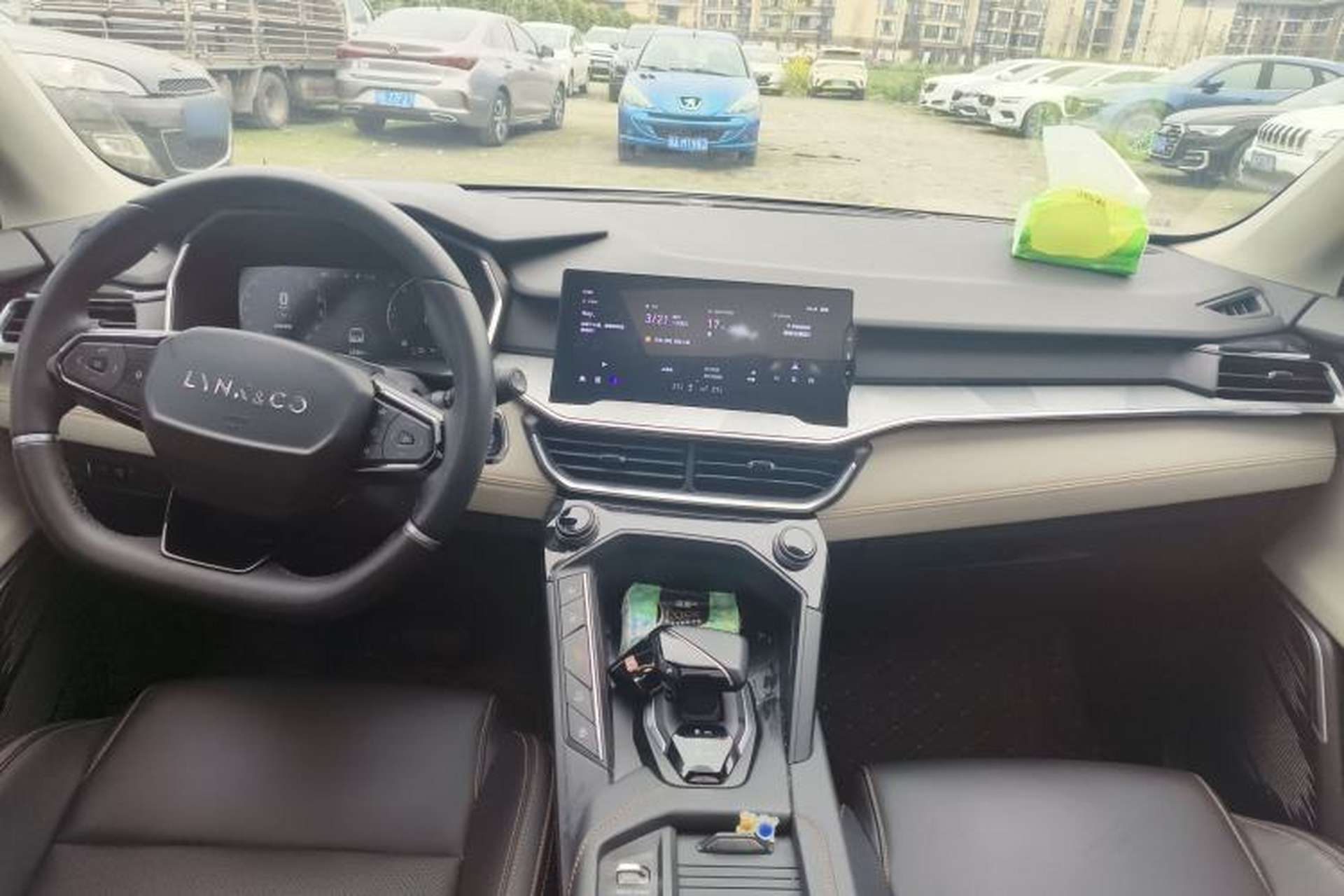 Used Lynk & Co 06 EM-P 2022 PHEV 84 km Range Pro Version Center Console