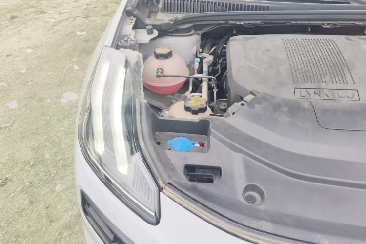 Used Lynk & Co 06 EM-P 2022 PHEV 84 km Range Pro Version Engine Bay Right