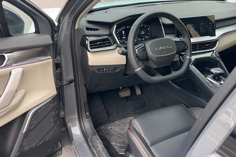 Used Lynk & Co 06 EM-P 2022 PHEV 84 km Range Pro Version Interior 2