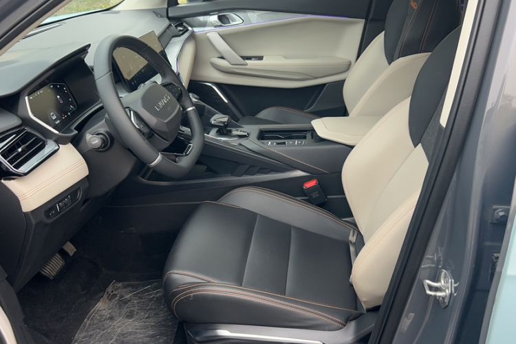 Used Lynk & Co 06 EM-P 2022 PHEV 84 km Range Pro Version Interior 9