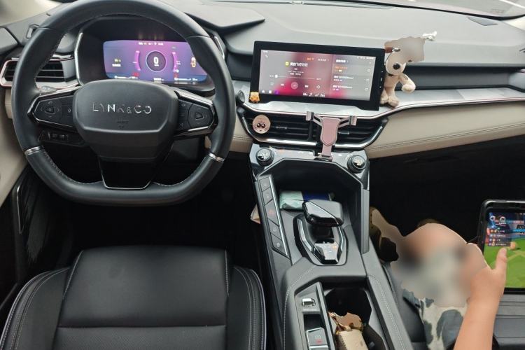 Used Lynk & Co 06 EM-P 2022 PHEV Shero Pink Special Edition Center Console
