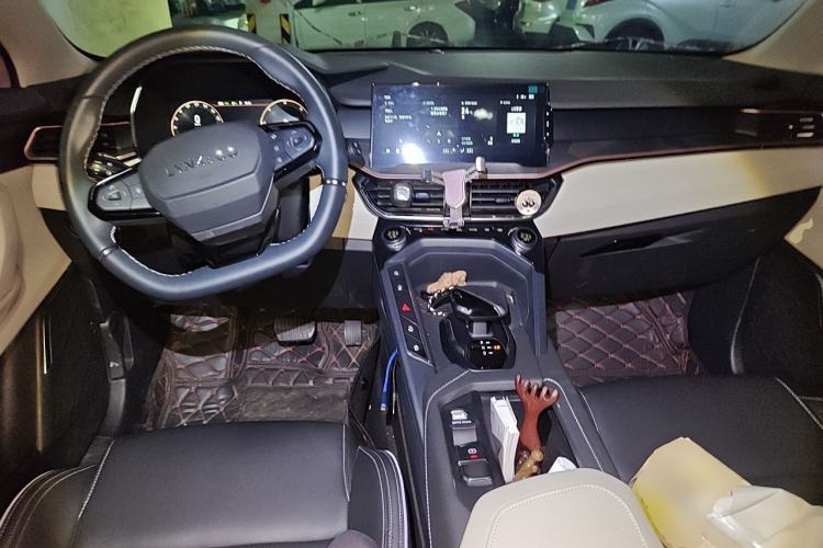 Used Lynk & Co 06 EM-P 2022 PHEV Shero Pink Special Edition Center Console