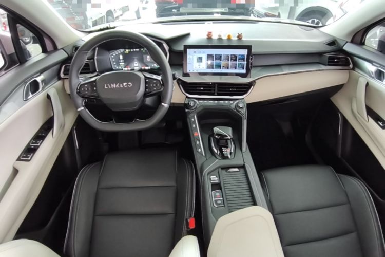Used Lynk & Co 06 EM-P 2022 PHEV Shero Pink Special Edition Center Console