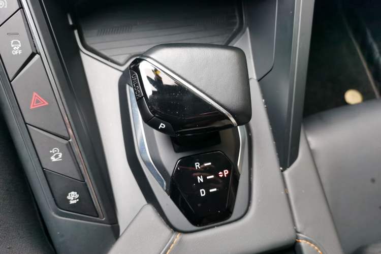 Used Lynk & Co 06 EM-P 2022 PHEV 84 km Range Pro Version Gear Lever