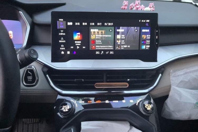 Used Lynk & Co 06 EM-P 2022 PHEV 84 km Range Pro Version Audio And AC Panel