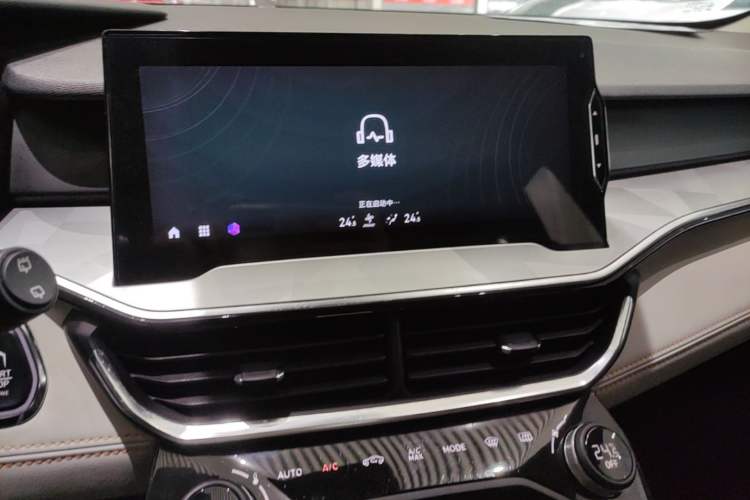 Used Lynk & Co 06 EM-P 2022 PHEV 84 km Range Pro Version Audio And AC Panel