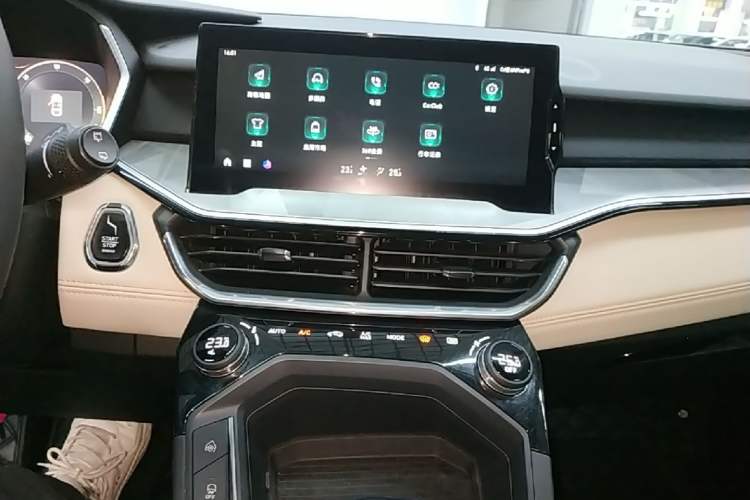 Used Lynk & Co 06 EM-P 2022 PHEV 84 km Range Pro Version Audio And AC Panel