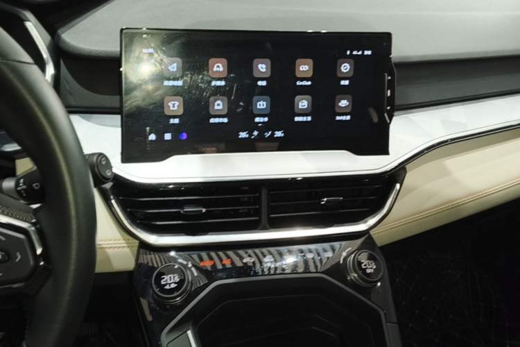 Used Lynk & Co 06 EM-P 2022 PHEV 84 km Range Pro Version Audio And AC Panel