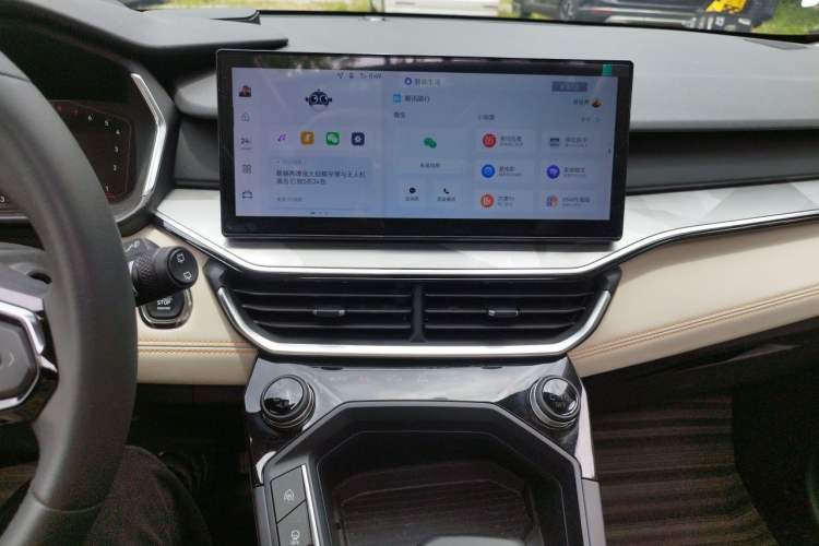 Used Lynk & Co 06 EM-P 2022 PHEV 84 km Range Pro Version Audio And AC Panel