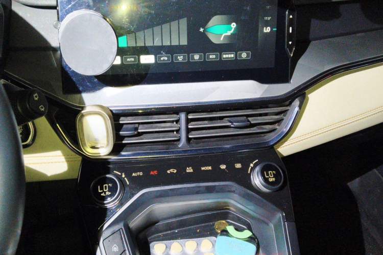 Used Lynk & Co 06 EM-P 2022 PHEV 84 km Range Pro Version Audio And AC Panel