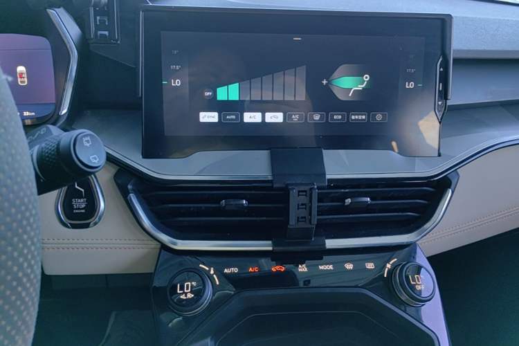 Used Lynk & Co 06 EM-P 2022 PHEV 84 km Range Pro Version Audio And AC Panel