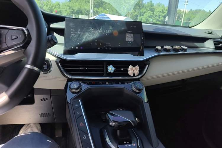 Used Lynk & Co 06 EM-P 2022 PHEV 84 km Range Pro Version Audio And AC Panel