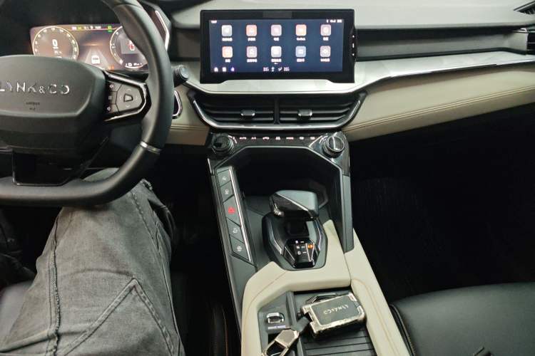 Used Lynk & Co 06 EM-P 2022 PHEV 84 km Range Pro Version Audio And AC Panel