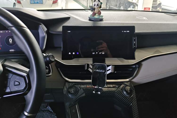 Used Lynk & Co 06 EM-P 2022 PHEV 84 km Range Pro Version Audio And AC Panel