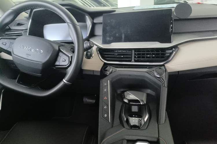 Used Lynk & Co 06 EM-P 2022 PHEV 84 km Range Pro Version Audio And AC Panel