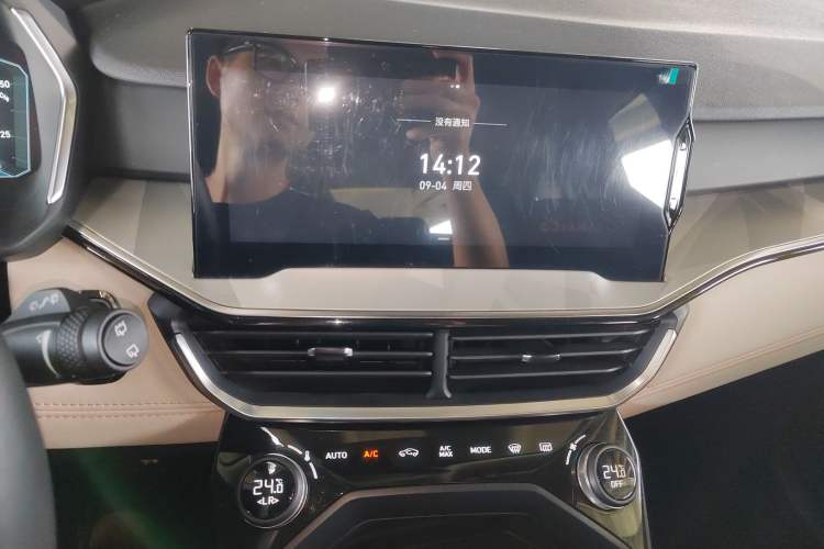 Used Lynk & Co 06 EM-P 2022 PHEV 84 km Range Pro Version Audio And AC Panel