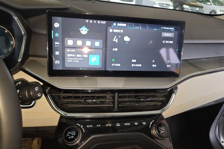Used Lynk & Co 06 EM-P 2022 PHEV 84 km Range Pro Version Audio And AC Panel
