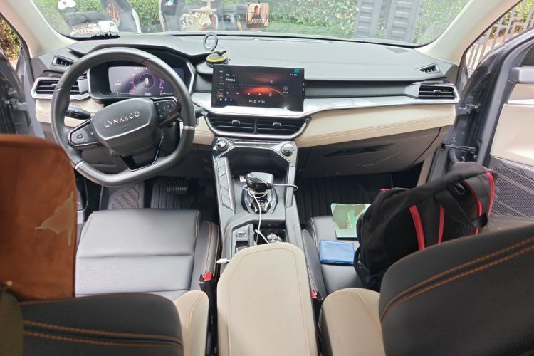 Used Lynk & Co 06 EM-P 2022 PHEV 84 km Range Pro Version Center Console