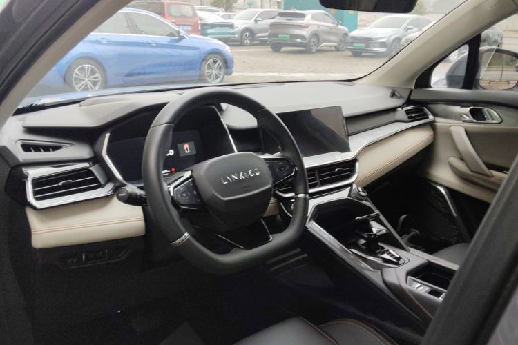 Used Lynk & Co 06 EM-P 2022 PHEV 84 km Range Pro Version Center Console