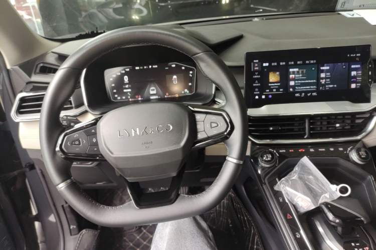 Used Lynk & Co 06 EM-P 2022 PHEV 84 km Range Pro Version Center Console