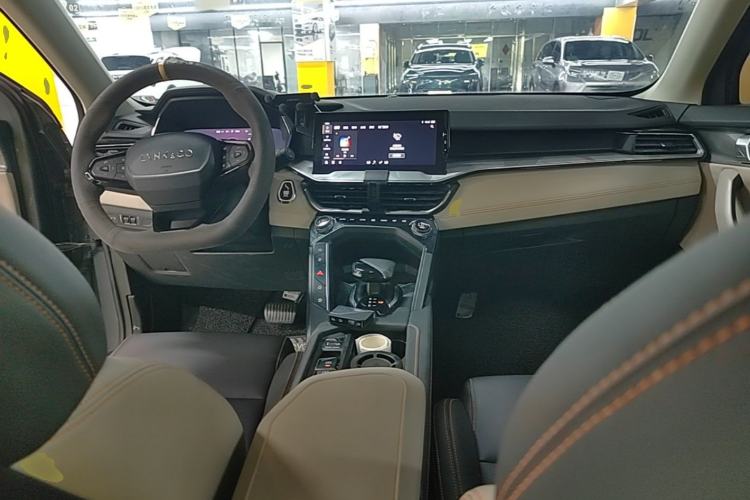 Used Lynk & Co 06 EM-P 2022 PHEV 84 km Range Pro Version Center Console