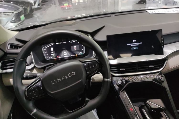 Used Lynk & Co 06 EM-P 2022 PHEV 84 km Range Pro Version Center Console