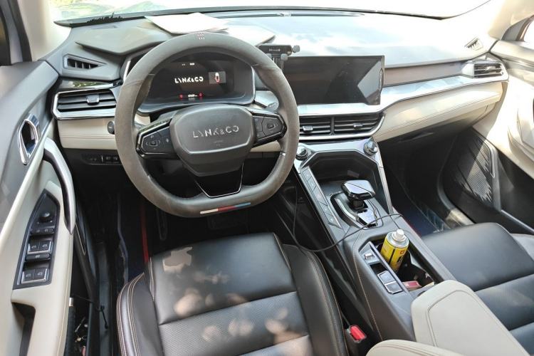 Used Lynk & Co 06 EM-P 2022 PHEV 84 km Range Pro Version Center Console