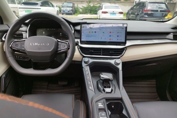 Used Lynk & Co 06 EM-P 2022 PHEV 84 km Range Pro Version Center Console