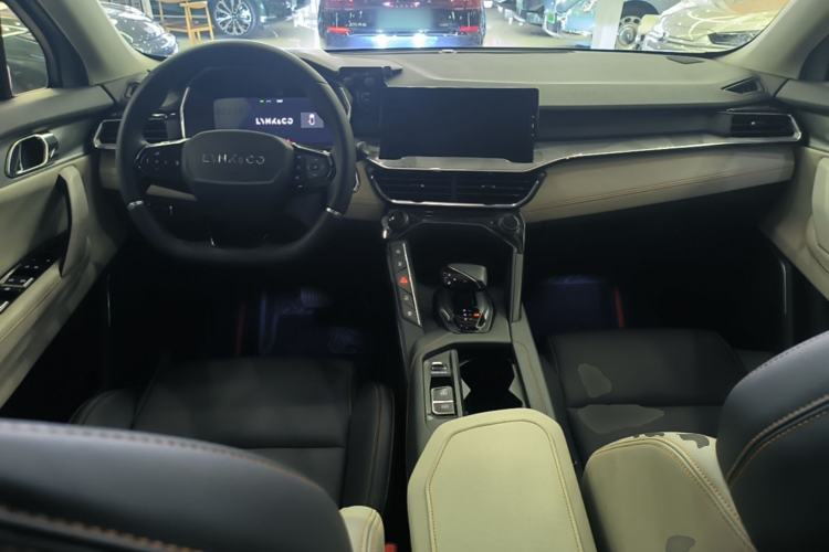 Used Lynk & Co 06 EM-P 2022 PHEV 84 km Range Pro Version Center Console