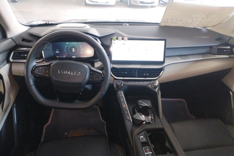 Used Lynk & Co 06 EM-P 2022 PHEV 84 km Range Pro Version Center Console