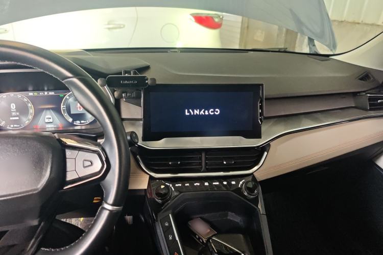 Used Lynk & Co 06 EM-P 2022 PHEV 84 km Range Pro Version Center Console
