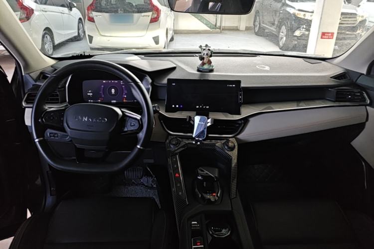 Used Lynk & Co 06 EM-P 2022 PHEV 84 km Range Pro Version Center Console