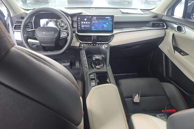 Used Lynk & Co 06 EM-P 2022 PHEV 84 km Range Pro Version Center Console