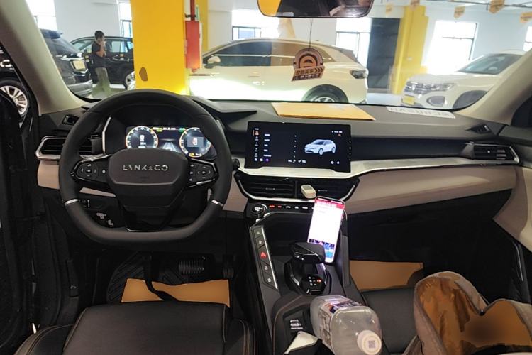 Used Lynk & Co 06 EM-P 2022 PHEV 84 km Range Pro Version Center Console