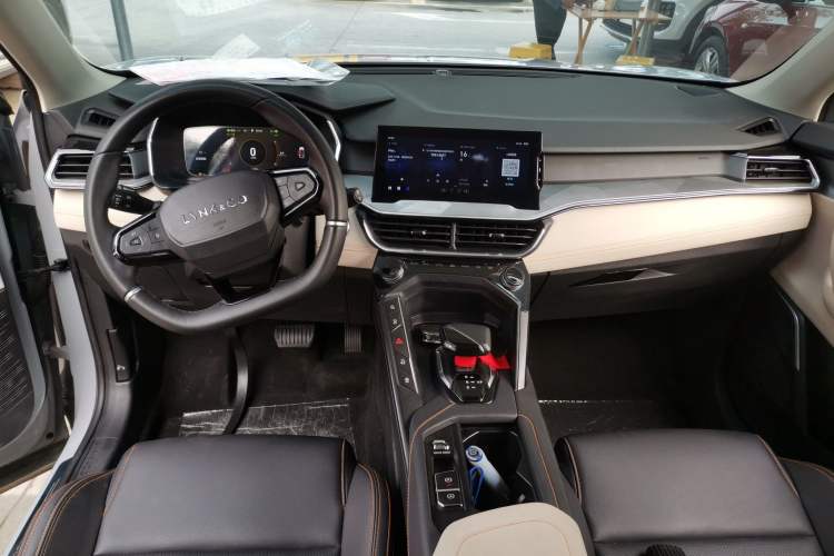 Used Lynk & Co 06 EM-P 2022 PHEV 84 km Range Pro Version Center Console