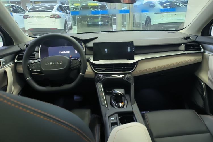 Used Lynk & Co 06 EM-P 2022 PHEV 84 km Range Pro Version Center Console