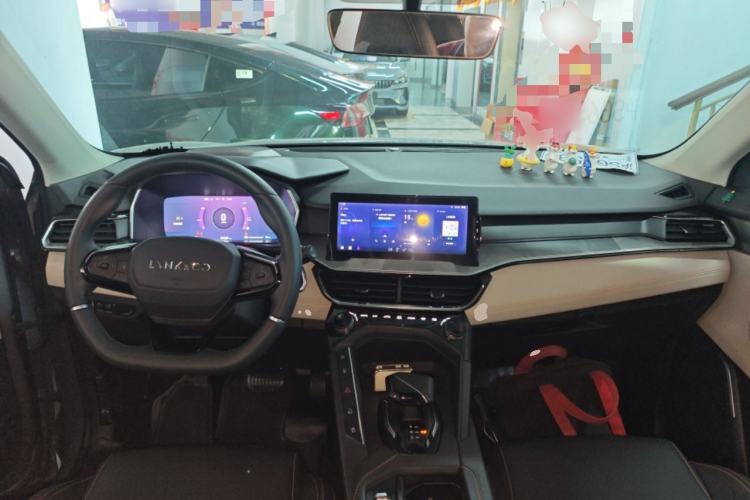 Used Lynk & Co 06 EM-P 2022 PHEV 84 km Range Pro Version Center Console