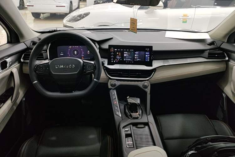 Used Lynk & Co 06 EM-P 2022 PHEV 84 km Range Pro Version Center Console