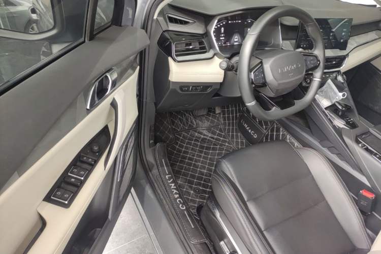 Used Lynk & Co 06 EM-P 2022 PHEV 84 km Range Pro Version Driver Seat