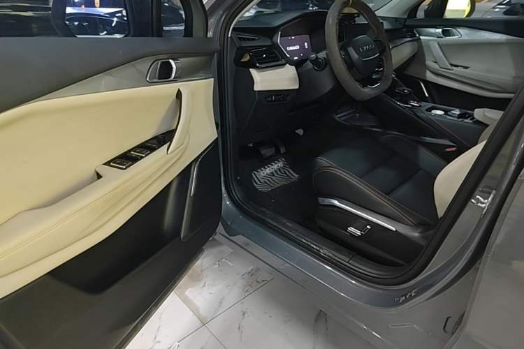 Used Lynk & Co 06 EM-P 2022 PHEV 84 km Range Pro Version Driver Seat