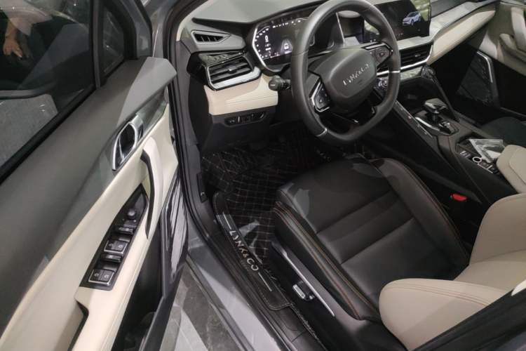 Used Lynk & Co 06 EM-P 2022 PHEV 84 km Range Pro Version Driver Seat