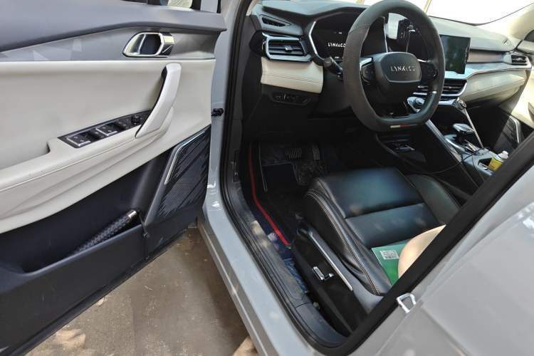 Used Lynk & Co 06 EM-P 2022 PHEV 84 km Range Pro Version Driver Seat
