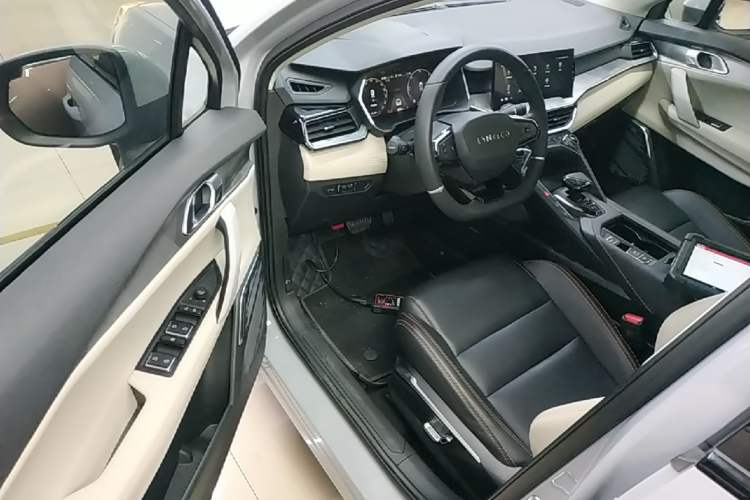Used Lynk & Co 06 EM-P 2022 PHEV 84 km Range Pro Version Driver Seat