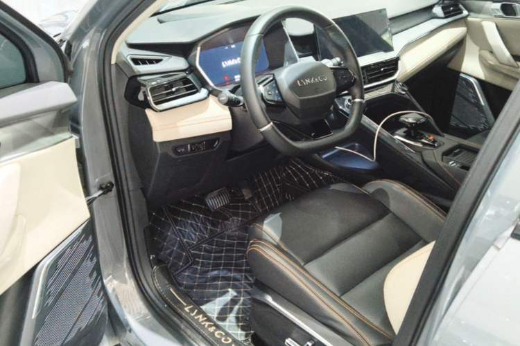 Used Lynk & Co 06 EM-P 2022 PHEV 84 km Range Pro Version Driver Seat