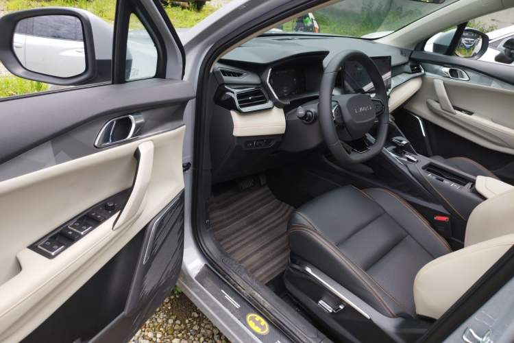 Used Lynk & Co 06 EM-P 2022 PHEV 84 km Range Pro Version Driver Seat