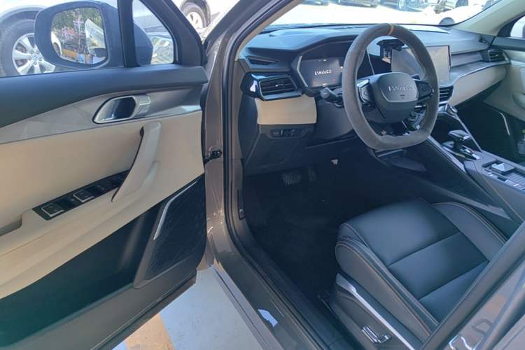 Used Lynk & Co 06 EM-P 2022 PHEV 84 km Range Pro Version Driver Seat