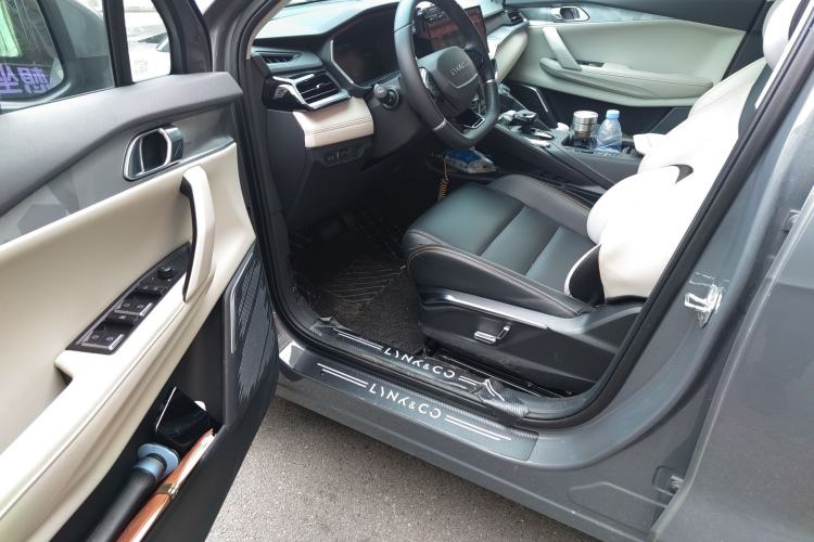 Used Lynk & Co 06 EM-P 2022 PHEV 84 km Range Pro Version Driver Seat